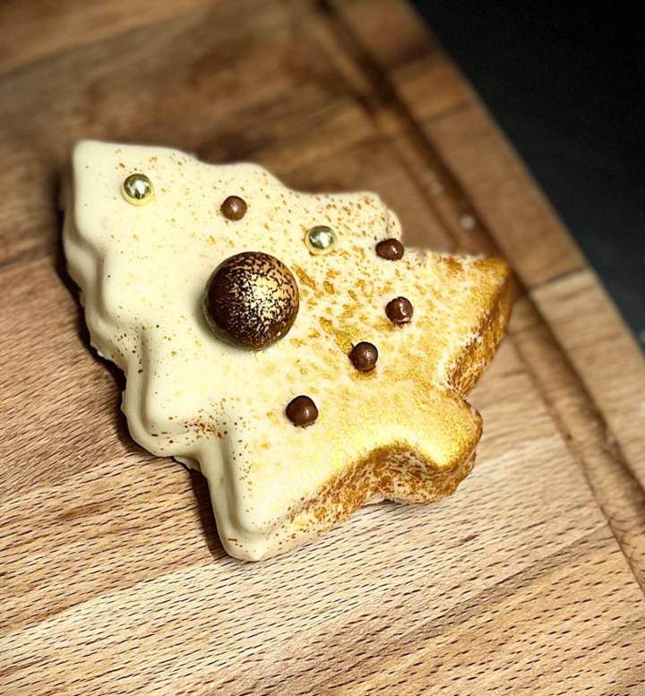 Sablés cœur caramel, pâte d’amande avec glaçage au chocolat blanc pour événement Montpellier