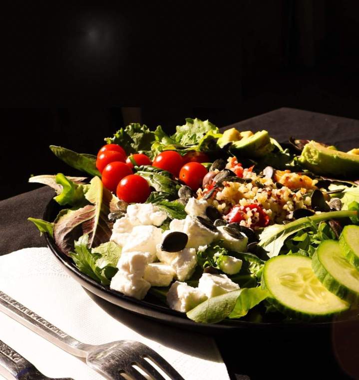 Salades fraîches et équilibrées